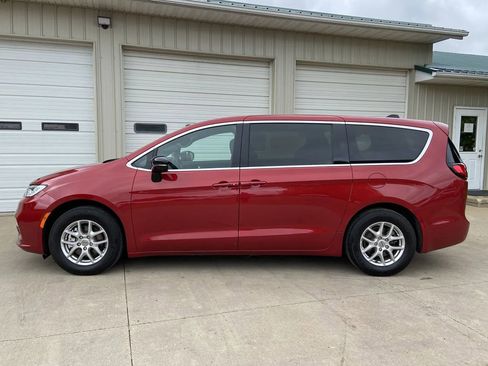 Used 2025 Chrysler Pacifica Select FWD image 4