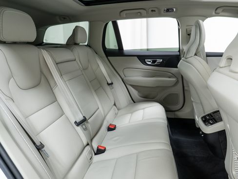 Used 2020 Volvo V60 T5 Cross Country image 24