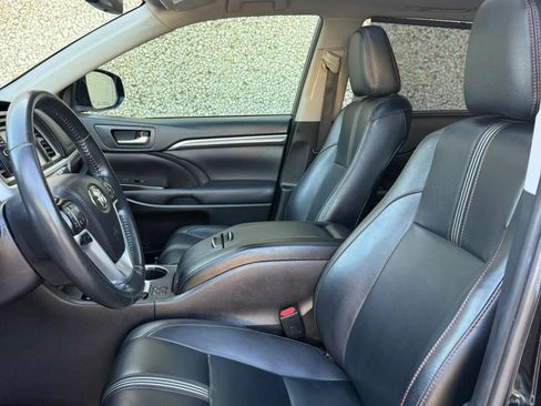 Used 2019 Toyota Highlander SE w/ Nightshade Edition FWD image 10