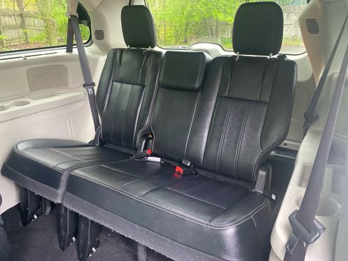Used 2016 Chrysler Town & Country Touring w/ Driver Convenience Group FWD image 20