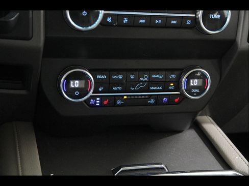 Used 2019 Ford Expedition XLT w/ Equipment Group 202A AWD/4WD image 16