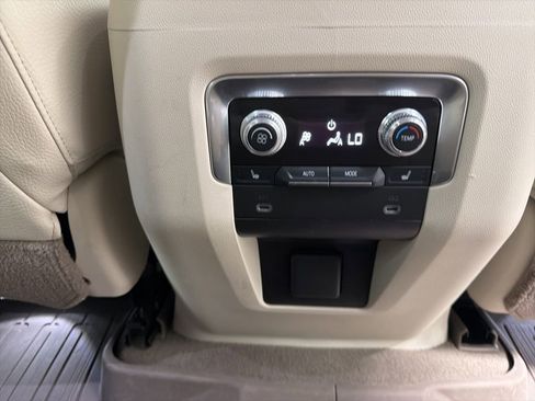 Used 2021 GMC Yukon Denali w/ Denali Premium Package AWD/4WD image 11