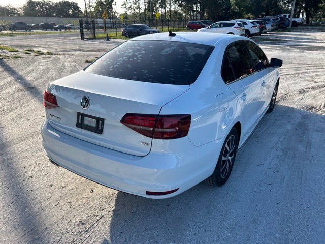 Used 2017 Volkswagen Jetta SE FWD image 4