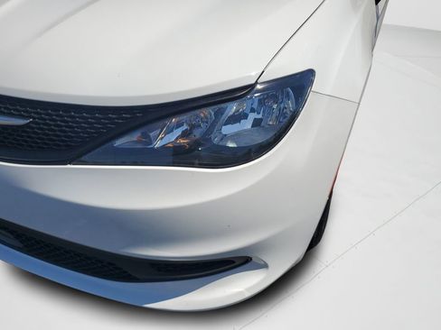 Used 2024 Chrysler Voyager LX image 9