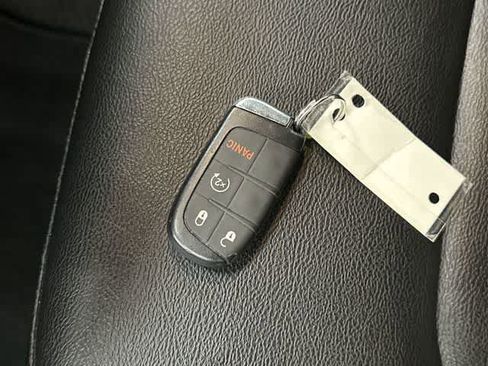 Used 2025 Jeep Compass Limited image 32