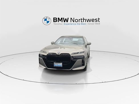 Used 2025 BMW 760i xDrive w/ Premium Package AWD/4WD image 8