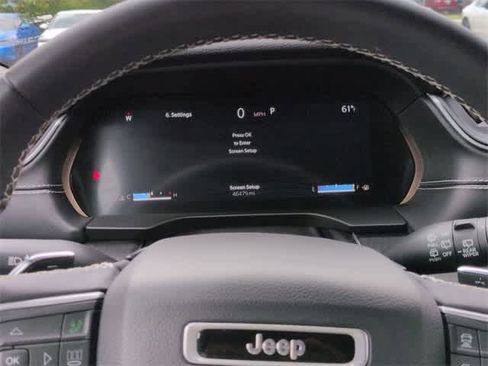 Used 2023 Jeep Grand Cherokee L Laredo image 32