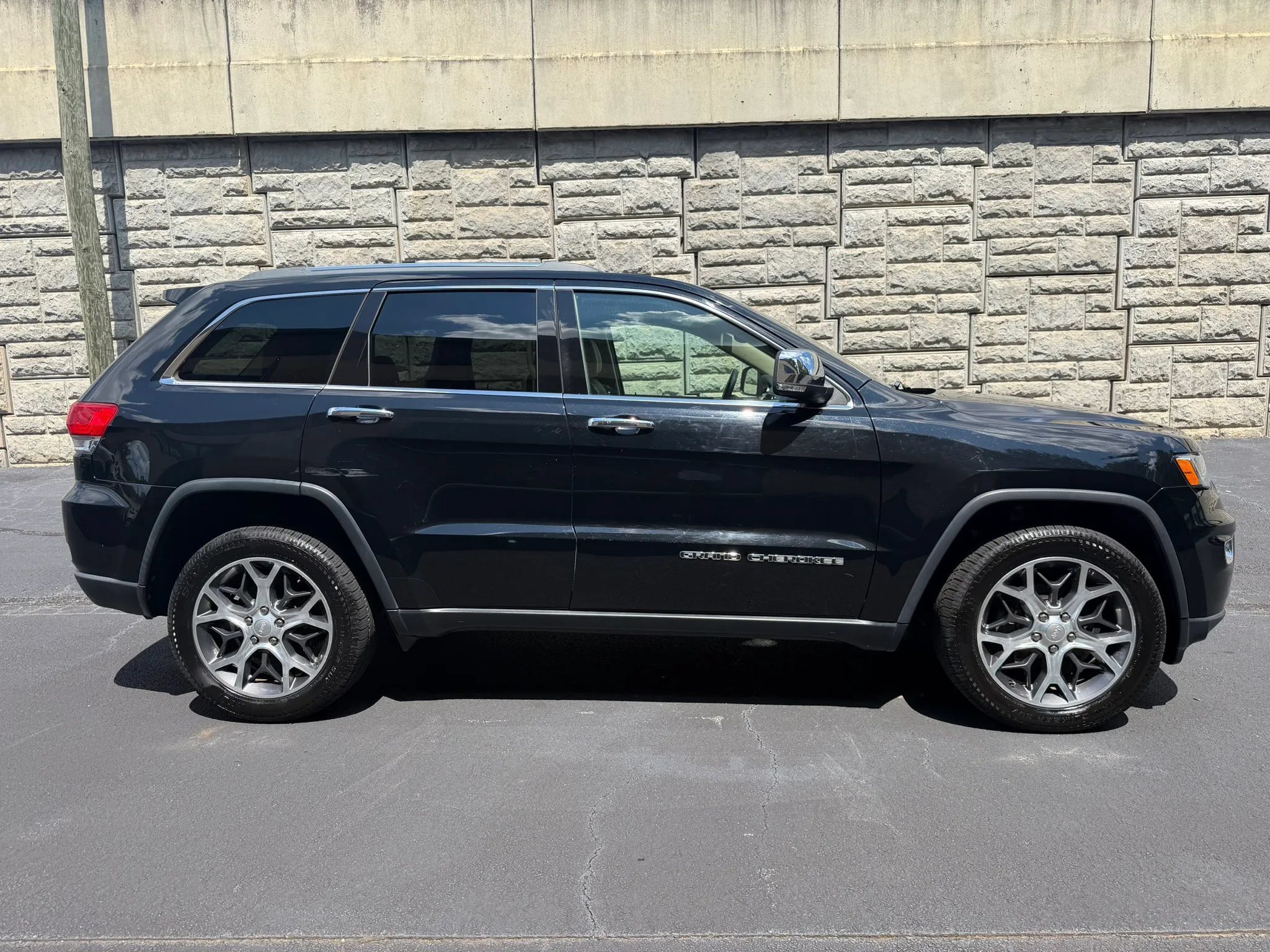 Used 2019 Jeep Grand Cherokee Limited AWD/4WD image 5