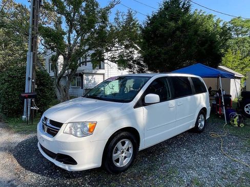 Used 2013 Dodge Grand Caravan SXT w/ Rear Park Assist Pkg FWD image 1