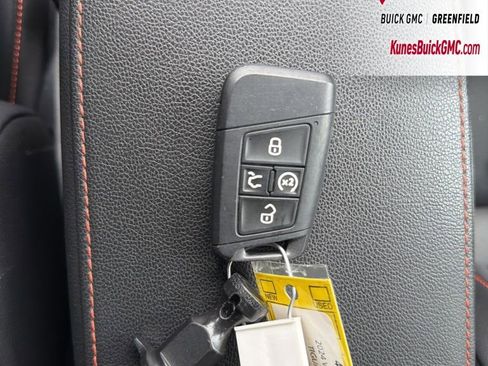 Used 2024 Volkswagen Tiguan SE image 38