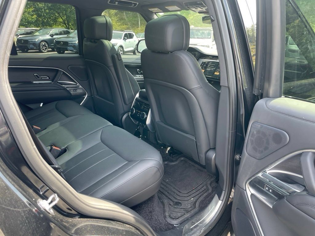 Used 2025 Land Rover Range Rover SE AWD/4WD image 14