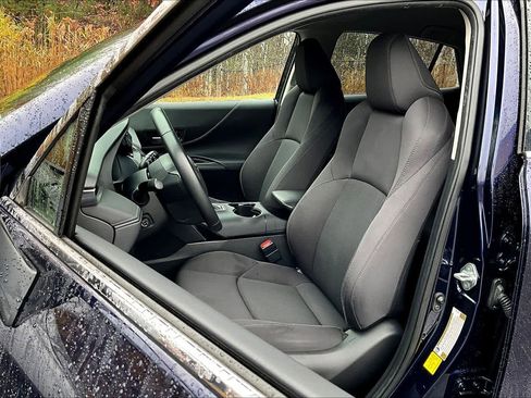 Used 2023 Toyota Venza LE image 8