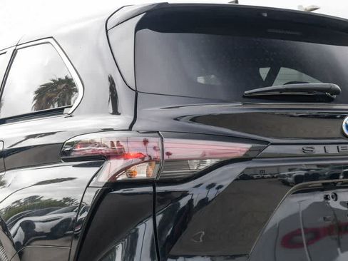 Used 2025 Toyota Sienna LE FWD image 7