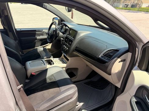 Used 2017 Dodge Grand Caravan SXT FWD image 10