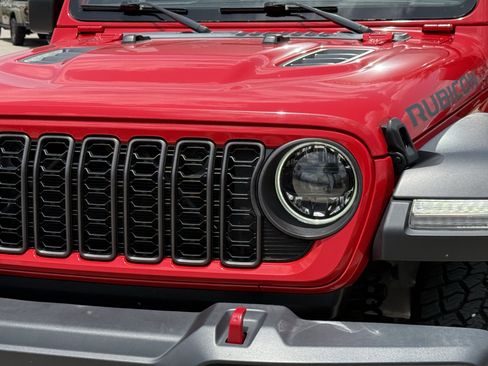 Used 2024 Jeep Wrangler Unlimited Rubicon AWD/4WD image 12