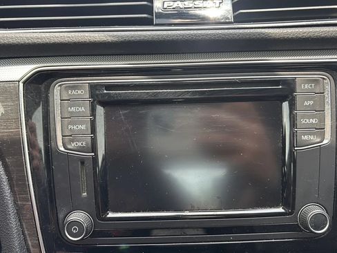 Used 2018 Volkswagen Passat 2.0T SE w/ SE Lighting Package FWD image 23