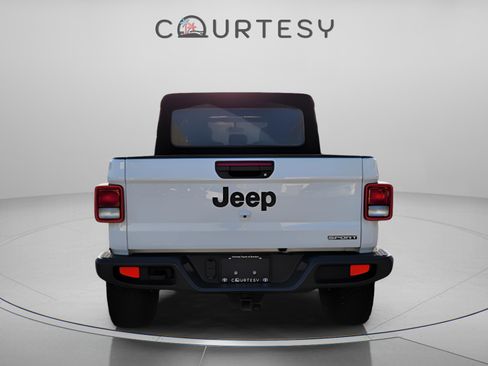 Used 2021 Jeep Gladiator Sport image 4