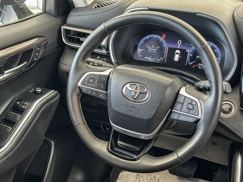 Used 2023 Toyota Highlander Limited FWD image 16