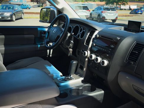 Used 2010 Toyota Sequoia SR5 AWD/4WD image 30