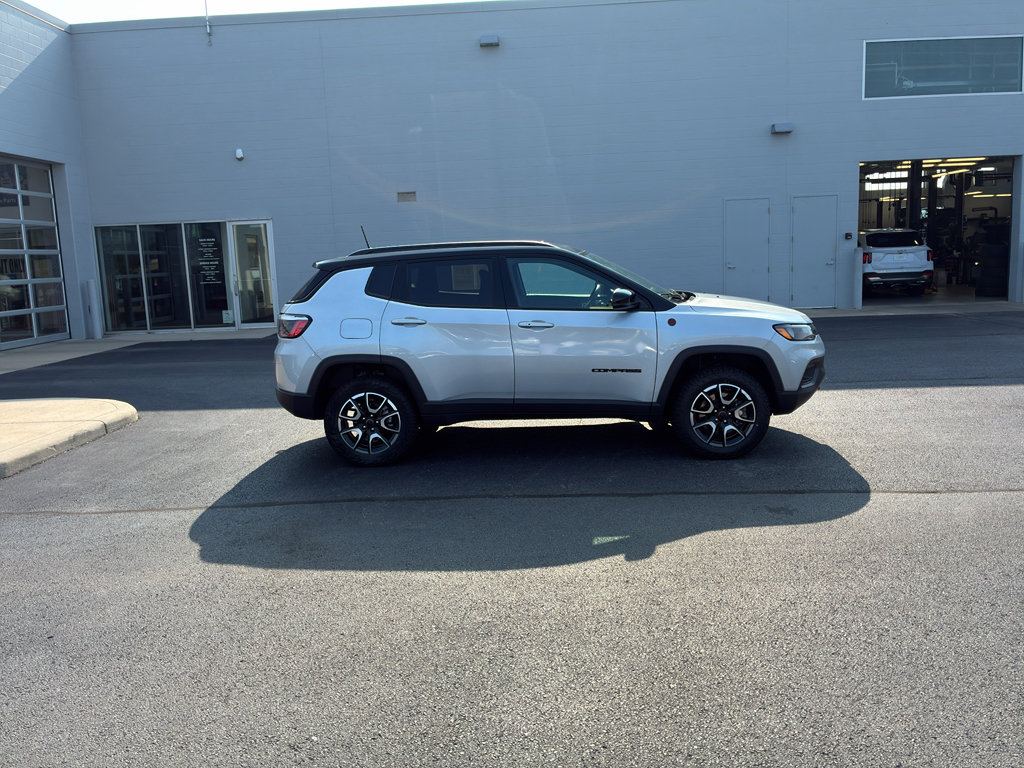 Used 2025 Jeep Compass Trailhawk AWD/4WD image 7