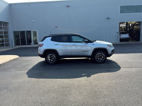 Used 2025 Jeep Compass Trailhawk AWD/4WD image 7