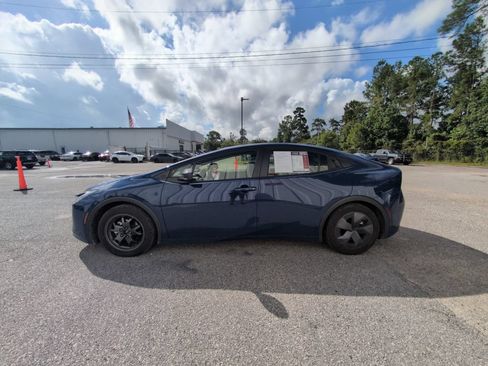 Used 2025 Toyota Prius LE FWD image 5