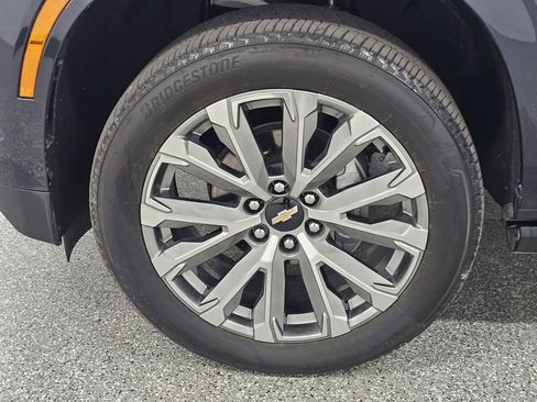 Used 2025 Chevrolet Suburban High Country AWD/4WD image 10