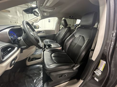 Used 2023 Chrysler Pacifica Touring-L FWD image 20