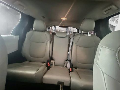 Used 2025 Toyota Sienna XLE FWD image 19