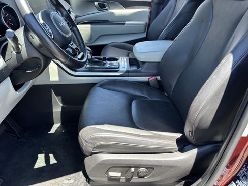 Certified 2024 Kia Carnival LX FWD image 18