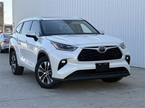 Used 2021 Toyota Highlander XLE image 2