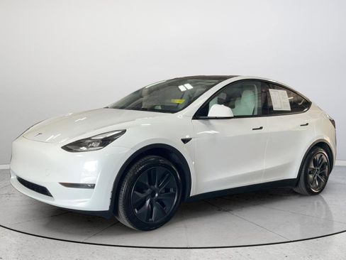 Used 2024 Tesla Model Y Long Range RWD image 4
