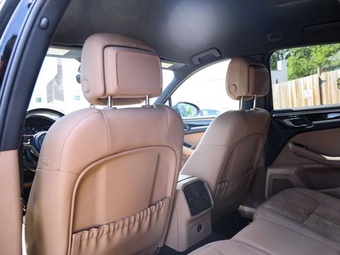 Used 2020 Porsche Macan AWD/4WD image 25