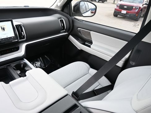 New 2026 Ford Expedition Platinum image 32