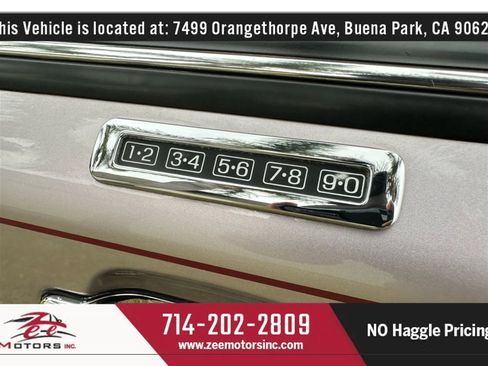 Used 1992 Lincoln Town Car Signature image 32