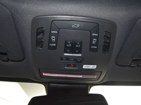 Used 2023 Toyota Sienna XSE w/ XSE Plus Package image 23