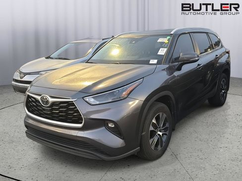 Certified 2024 Toyota Highlander XLE FWD image 2