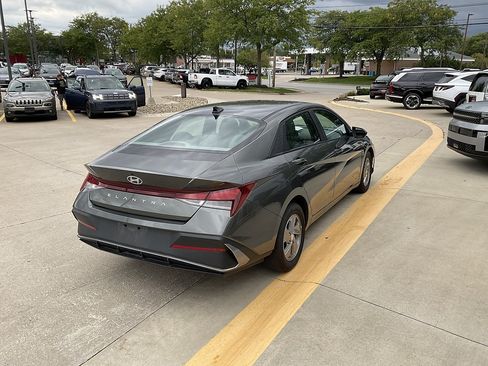 Certified 2024 Hyundai Elantra SE FWD image 3