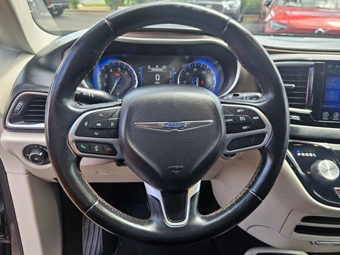 Used 2017 Chrysler Pacifica Touring-L FWD image 14