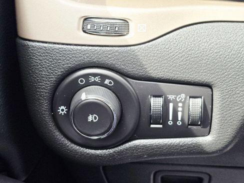 Used 2014 Jeep Cherokee Latitude w/ Cold Weather Group image 27