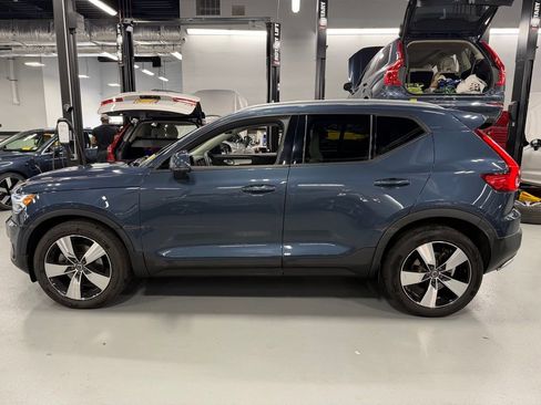 Used 2022 Volvo XC40 T5 Momentum AWD/4WD image 3