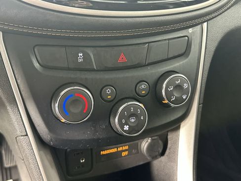 Used 2020 Chevrolet Trax LT w/ LT Convenience Package FWD image 18