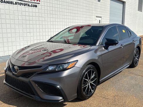 Used 2022 Toyota Camry SE w/ Convenience Package image 1