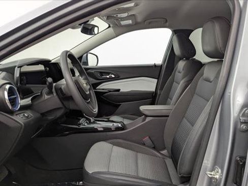 Used 2025 Chevrolet Trax LT FWD image 14