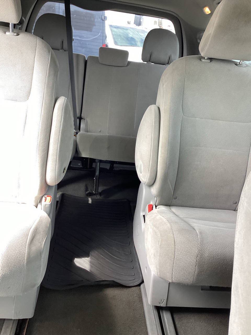 Used 2020 Toyota Sienna L FWD image 30