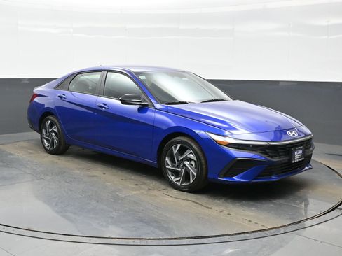 Certified 2025 Hyundai Elantra SEL image 8