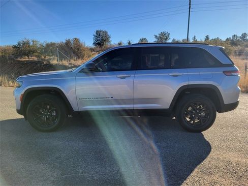Used 2024 Jeep Grand Cherokee Altitude image 8