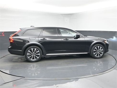 Used 2024 Volvo V90 B6 Cross Country Plus image 8
