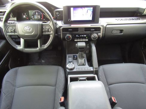 Certified 2025 Toyota Tacoma SR5 AWD/4WD image 32