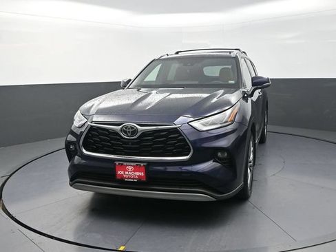 Certified 2020 Toyota Highlander Platinum AWD/4WD image 2